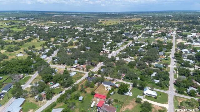 303 LEE DR Devine, TX 78016