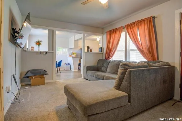 303 LEE DR Devine, TX 78016