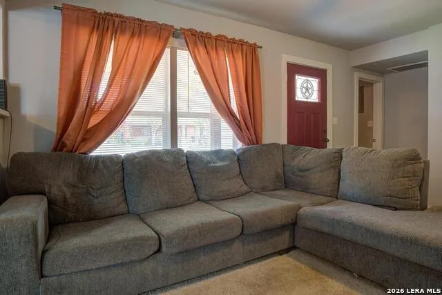 303 LEE DR Devine, TX 78016
