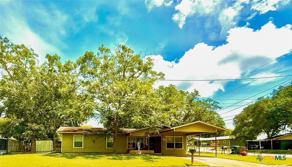 203 W Koether Street Shiner, TX 77984