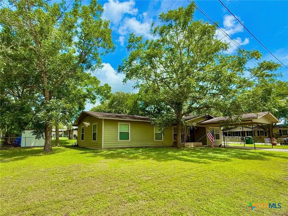 203 W Koether Street Shiner, TX 77984