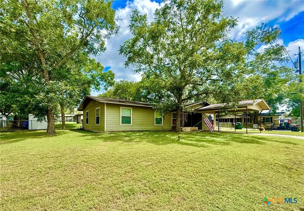 203 W Koether Street Shiner, TX 77984