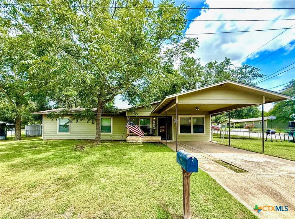 203 W Koether Street Shiner, TX 77984