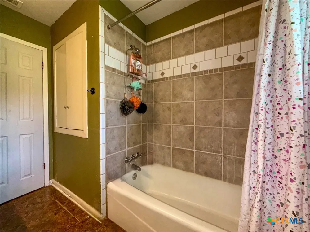 203 W Koether Street Shiner, TX 77984