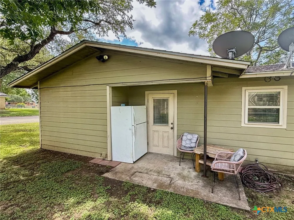 203 W Koether Street Shiner, TX 77984