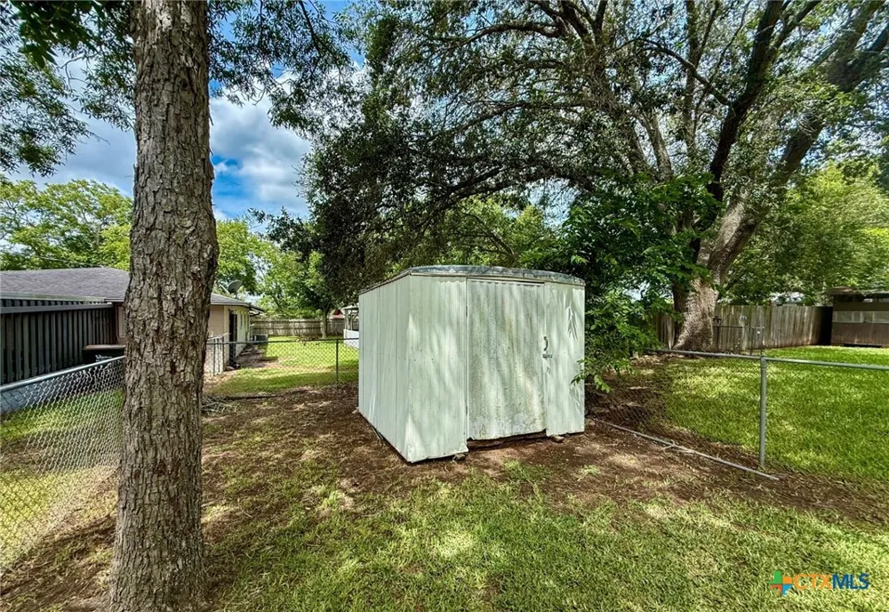 203 W Koether Street Shiner, TX 77984