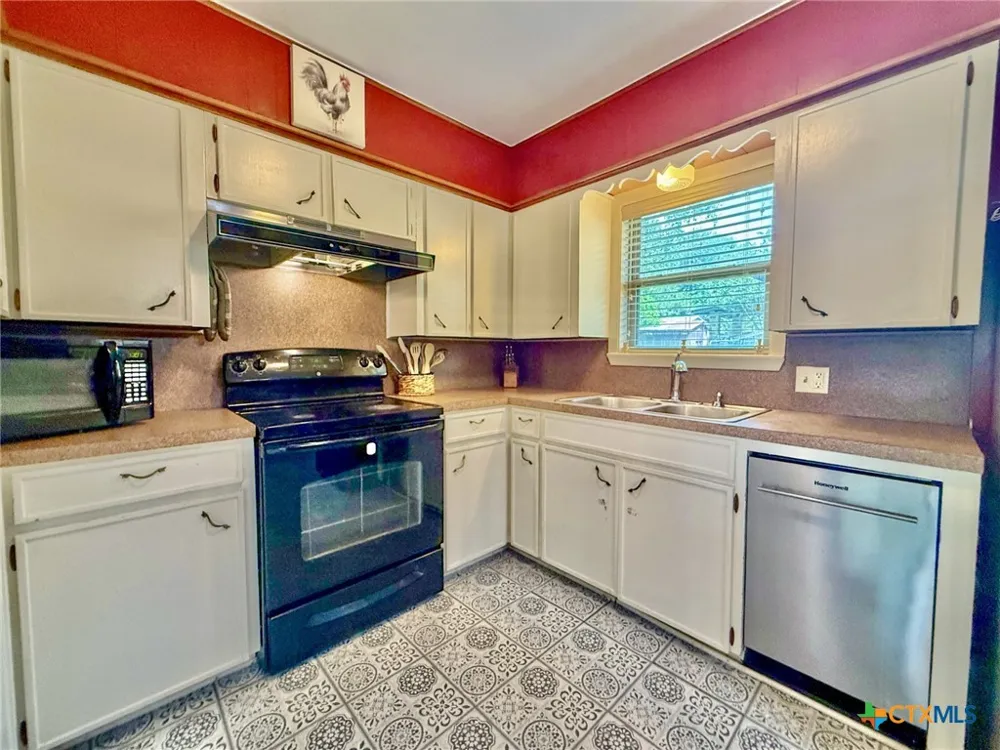 203 W Koether Street Shiner, TX 77984