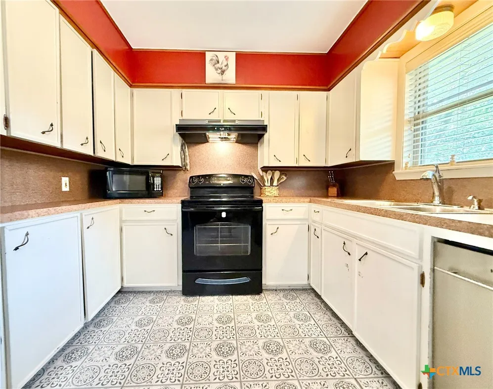 203 W Koether Street Shiner, TX 77984