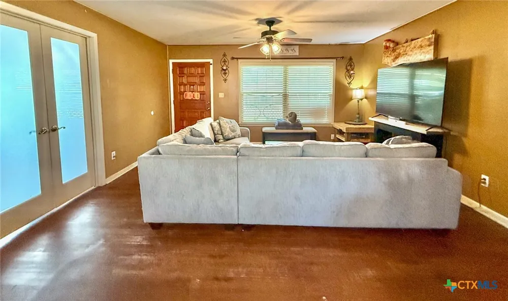 203 W Koether Street Shiner, TX 77984