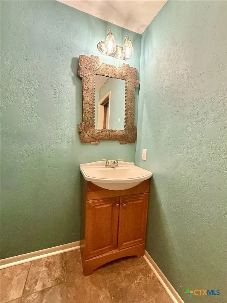 203 W Koether Street Shiner, TX 77984