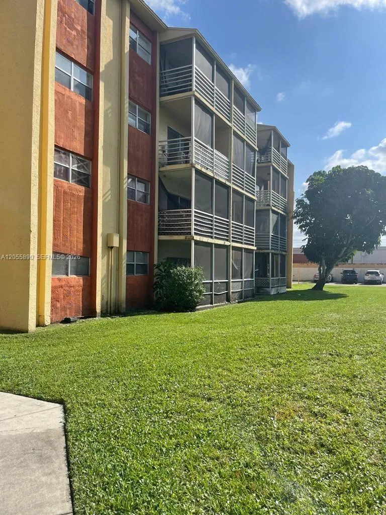 3610 NW 21st St #311 Lauderdale Lakes, FL 33311