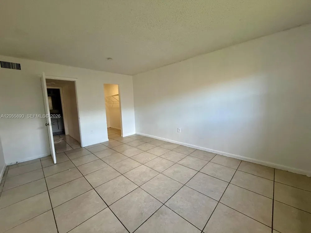 3610 NW 21st St #311 Lauderdale Lakes, FL 33311