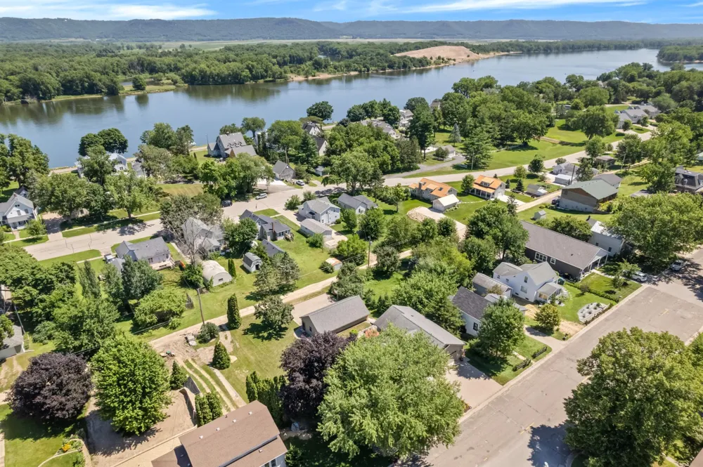 329 2nd Street E Wabasha, MN 55981
