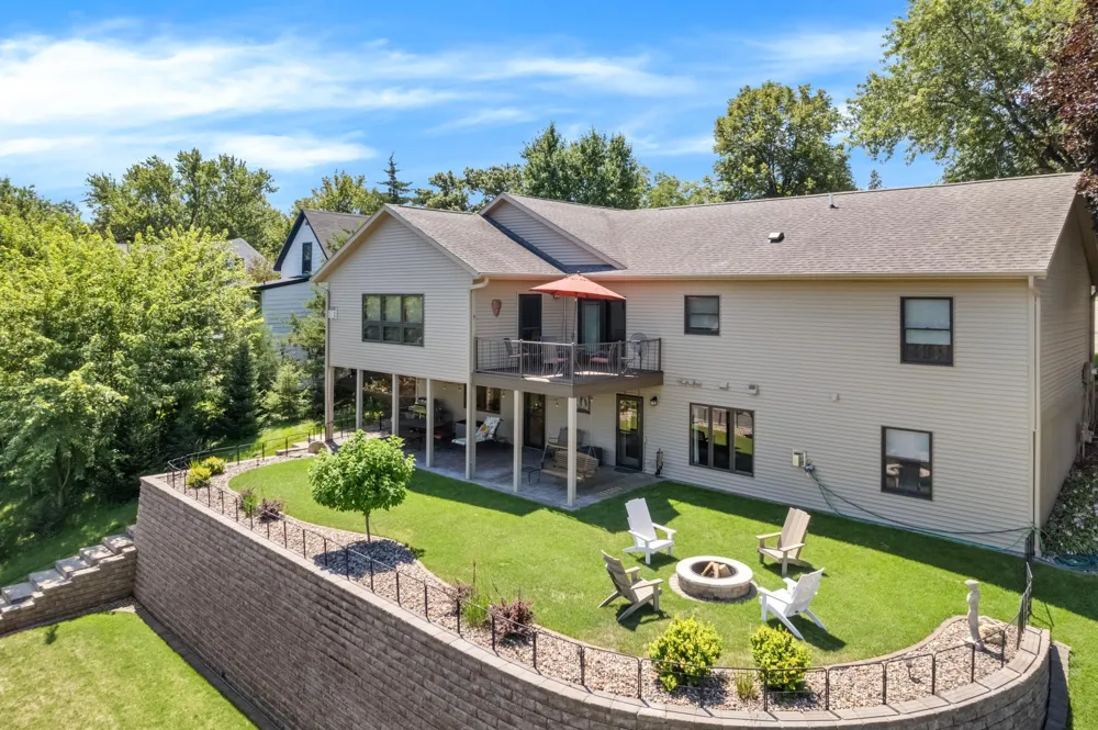 329 2nd Street E Wabasha, MN 55981