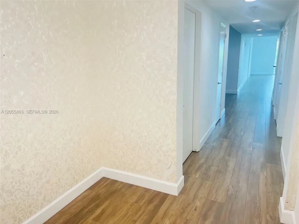 14951 Royal Oaks Ln #409 North Miami, FL 33181