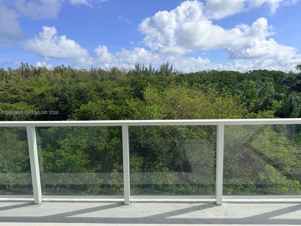 14951 Royal Oaks Ln #409 North Miami, FL 33181