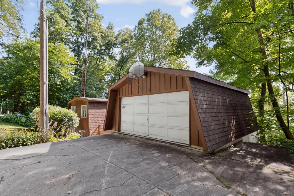 65491 North Drive Cassopolis, MI 49031