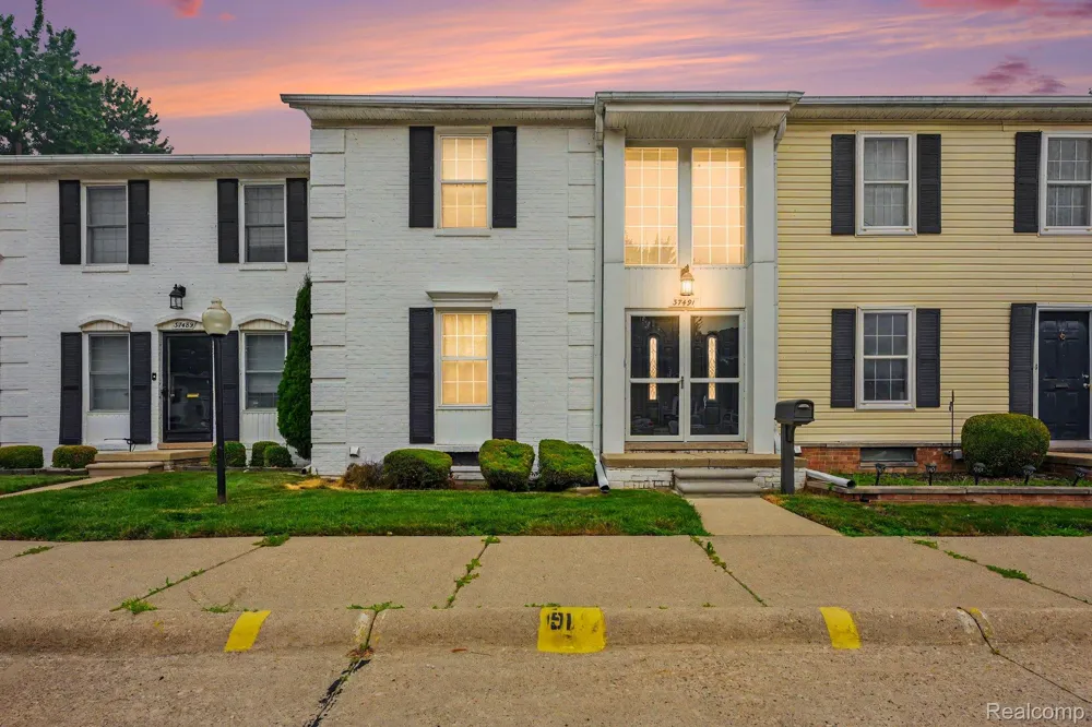 37491 Charter Oaks Boulevard Clinton Charter Township, MI 48036