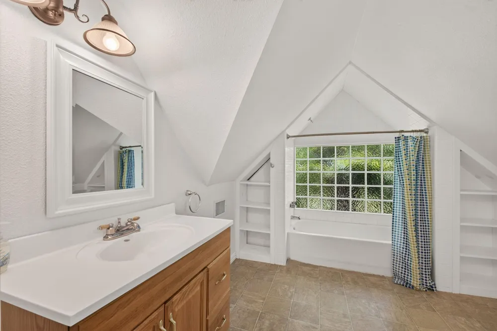 116 S Avenue D Shiner, TX 77984