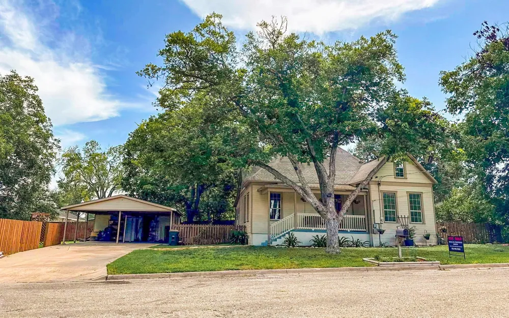 116 S Avenue D Shiner, TX 77984