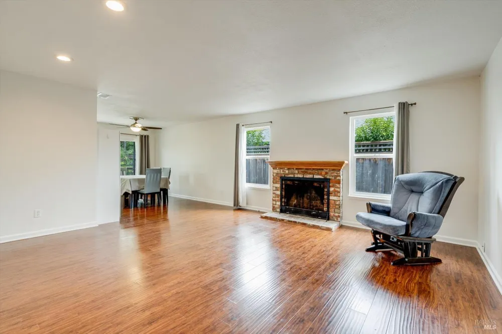 2076 Harrison Street Petaluma, CA 94954
