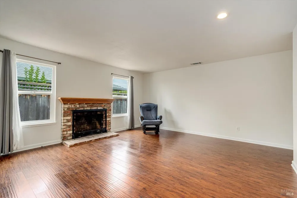 2076 Harrison Street Petaluma, CA 94954