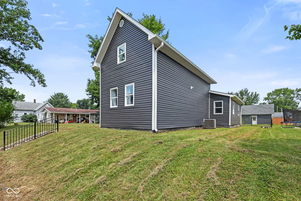 1924 S I STREET Elwood, IN 46036