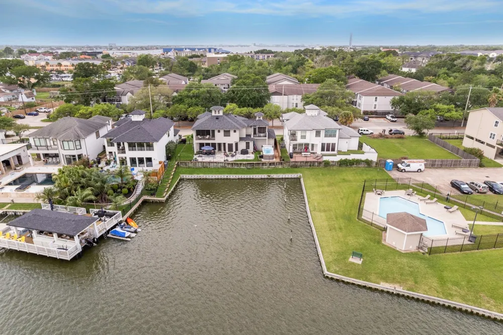 1830 Lakeside Drive Seabrook, TX 77586
