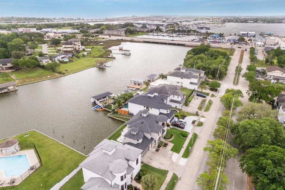 1830 Lakeside Drive Seabrook, TX 77586