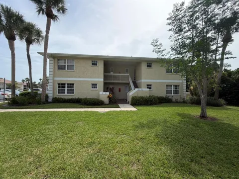 1546 SE ROYAL GREEN CIRCLE #102