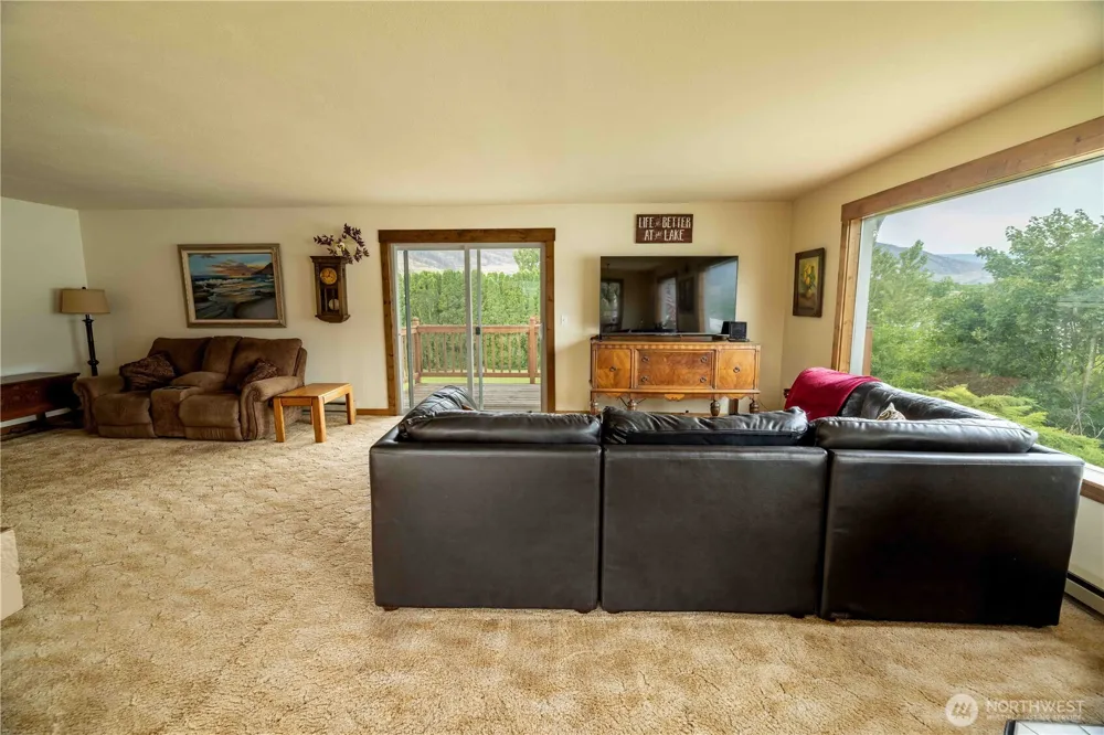 66 Boundary Point Road Oroville, WA 98844