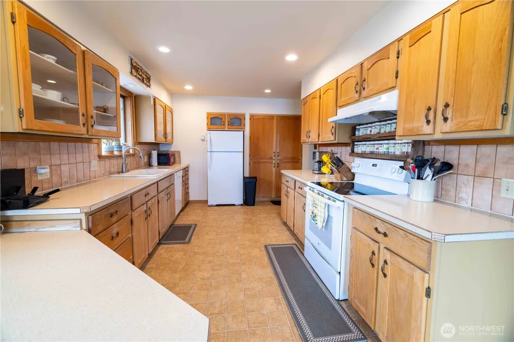 66 Boundary Point Road Oroville, WA 98844