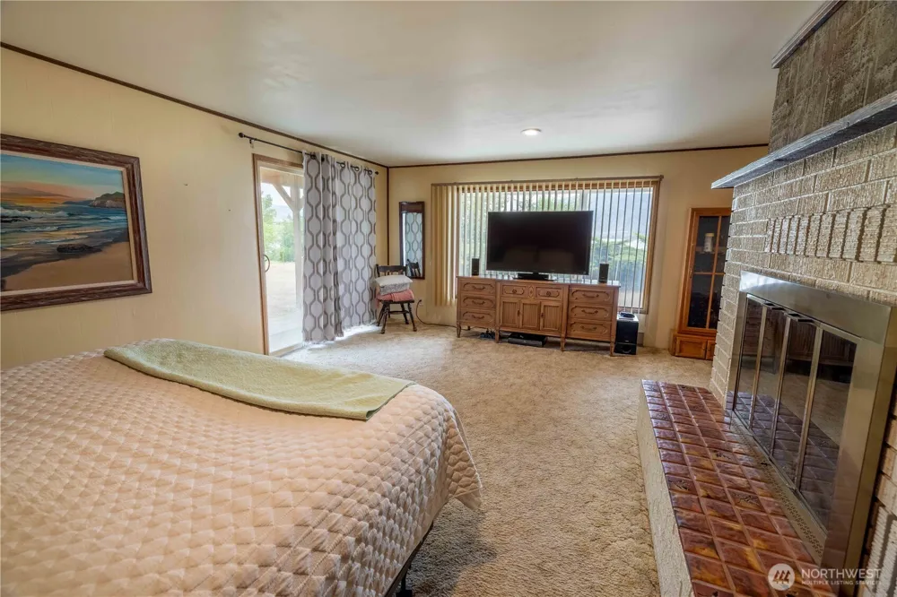 66 Boundary Point Road Oroville, WA 98844