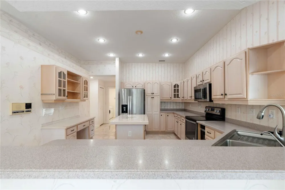 2122 PLATINUM DRIVE Sun City Center, FL 33573