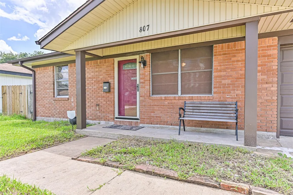 807 Temple Drive Hitchcock, TX 77563