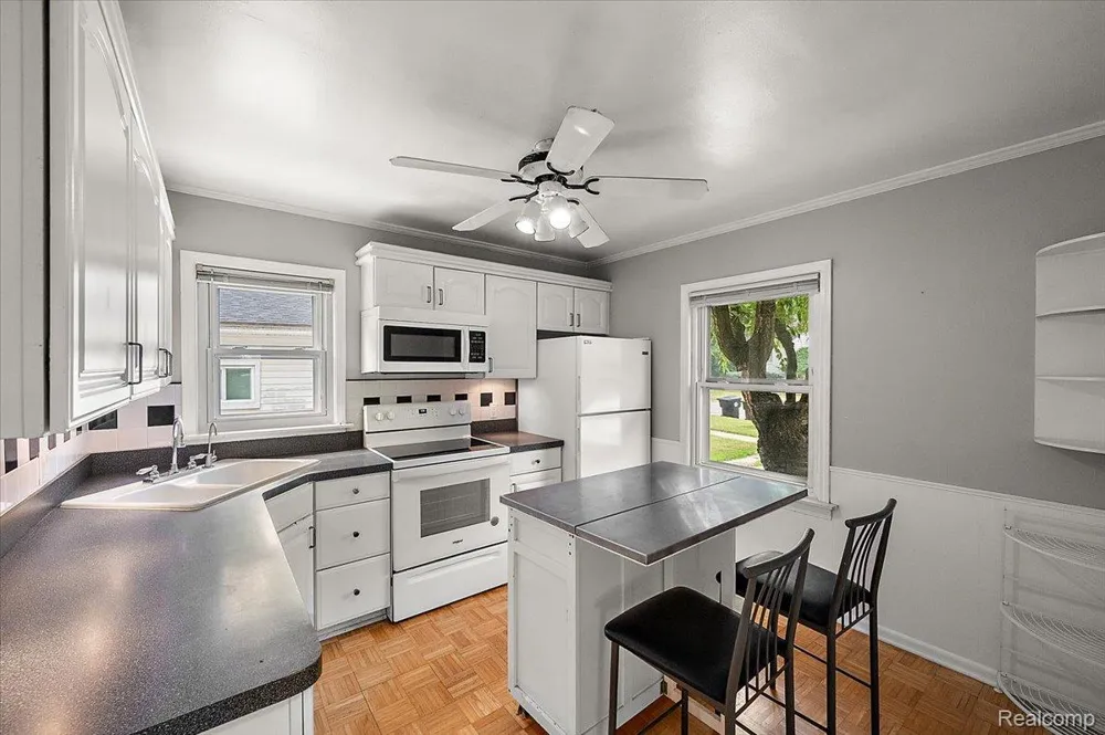 15464 Dixie Redford Charter Township, MI 48239