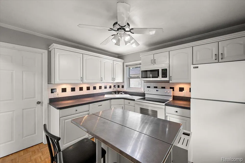 15464 Dixie Redford Charter Township, MI 48239