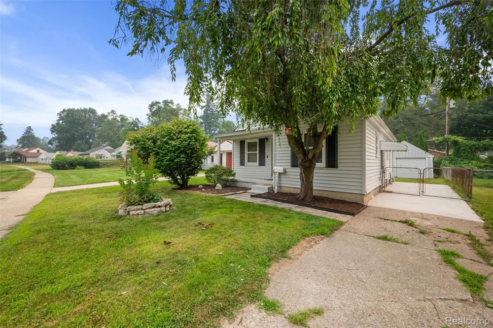 15464 Dixie Redford Charter Township, MI 48239