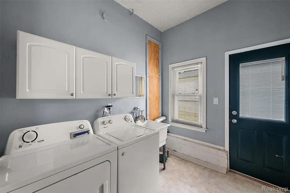 15464 Dixie Redford Charter Township, MI 48239
