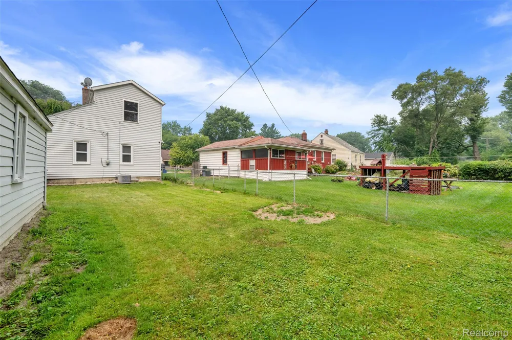 15464 Dixie Redford Charter Township, MI 48239