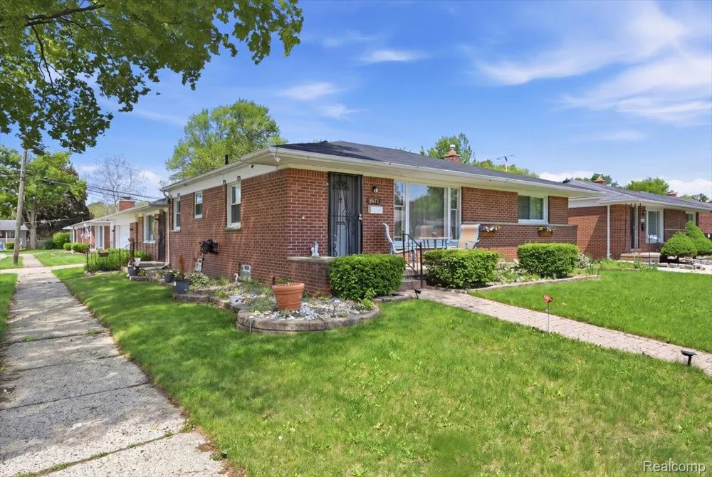 8271 Arnold Street Dearborn Heights City, MI 48127