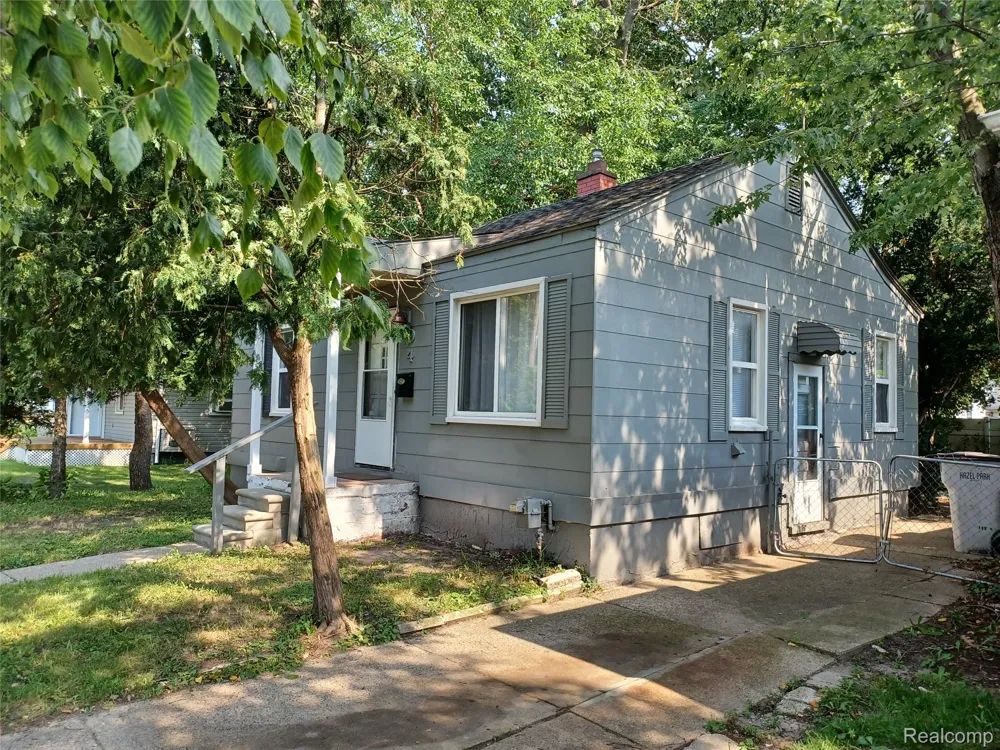 94 E Mapledale Avenue Hazel Park City, MI 48030