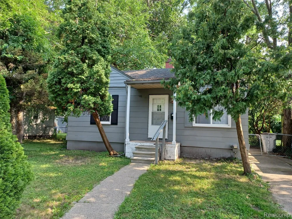 94 E Mapledale Avenue Hazel Park City, MI 48030