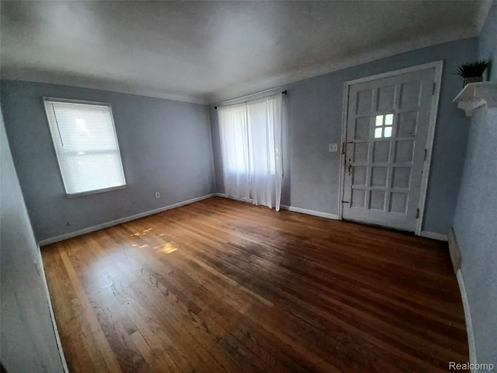 94 E Mapledale Avenue Hazel Park City, MI 48030