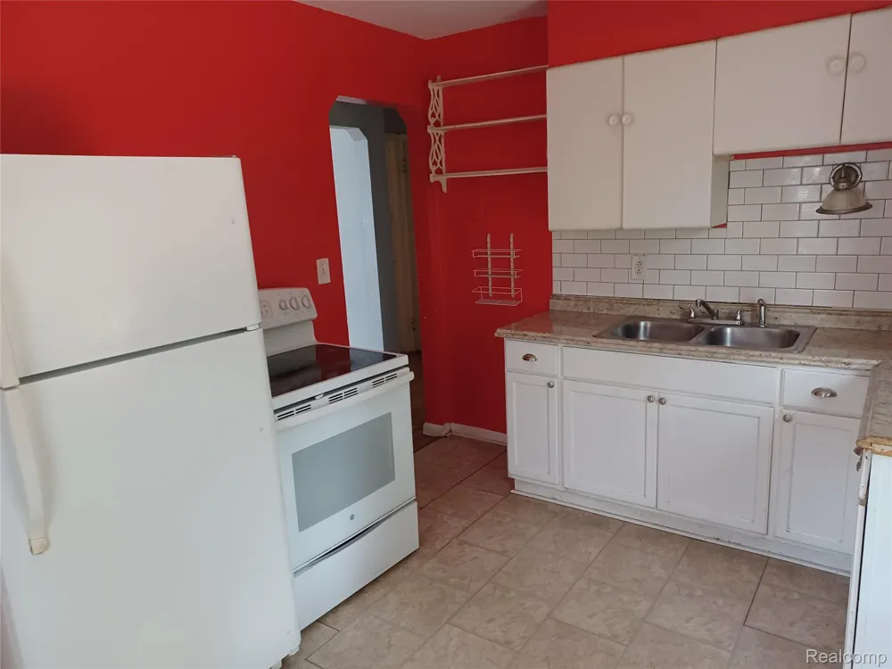 94 E Mapledale Avenue Hazel Park City, MI 48030