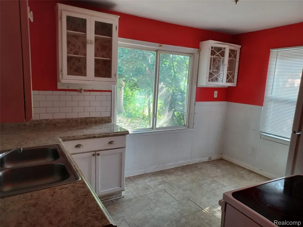 94 E Mapledale Avenue Hazel Park City, MI 48030