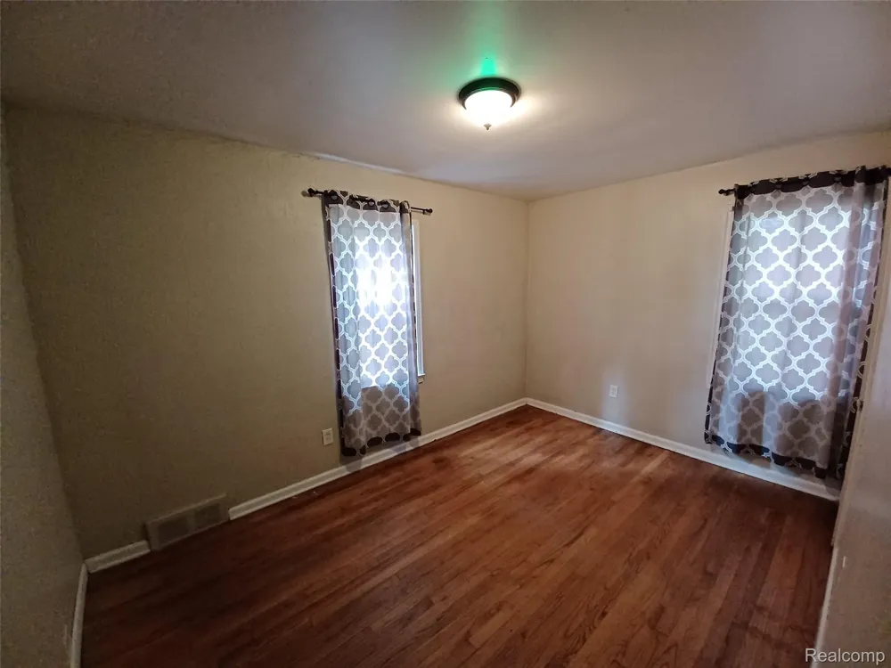 94 E Mapledale Avenue Hazel Park City, MI 48030