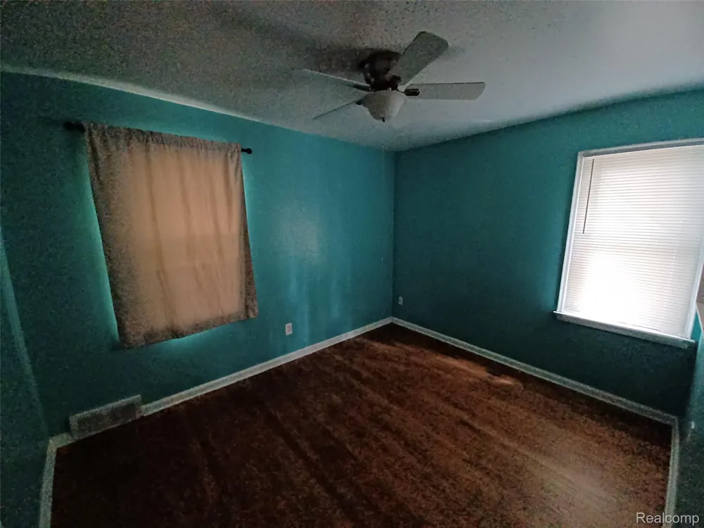 94 E Mapledale Avenue Hazel Park City, MI 48030
