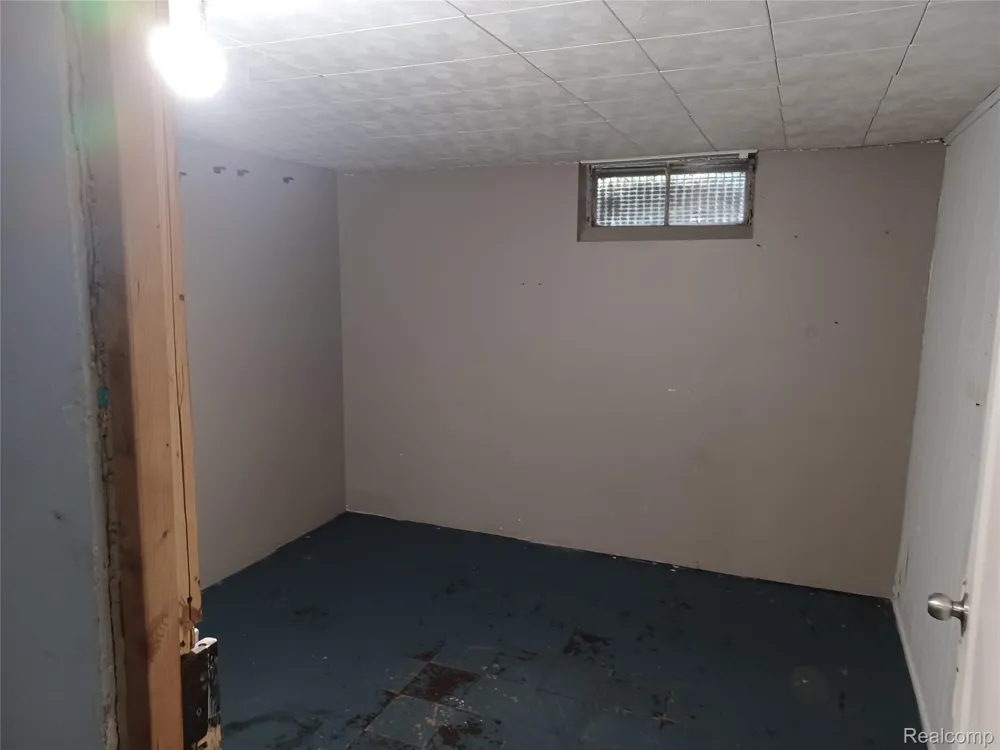 94 E Mapledale Avenue Hazel Park City, MI 48030