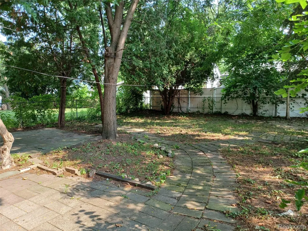 94 E Mapledale Avenue Hazel Park City, MI 48030